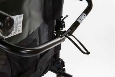 Manueller Rollstuhl Invacare Action 3 NG Detailansicht Faltbare Rückenstrebe