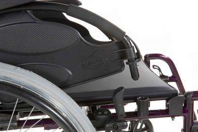 Manueller Rollstuhl Invacare Action 3 NG Detailansicht Armlehne Nr.2