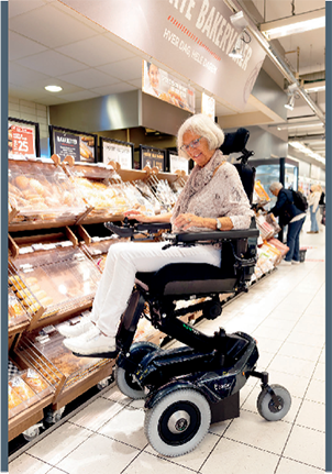 Balder Elektrorollstuhl beim Einkaufen