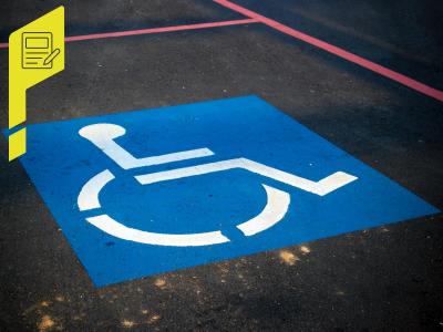 Der weiße Rollstuhlfahrer auf blauem Grund markiert einen Parkplatz. 