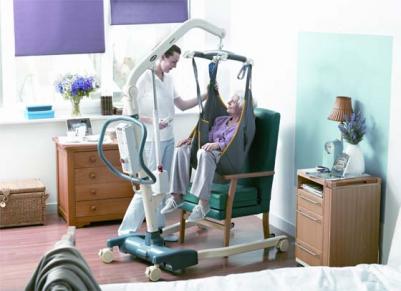Patientenlifter Invacare Jasmine Anwendungsbeispiel