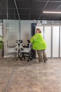 Manueller Rollstuhl Invacare Action Ampla Anwendungsbeispiel Passier-Hilfe