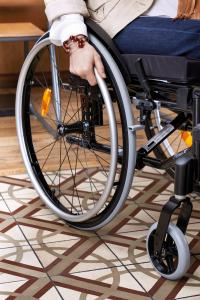 Invacare Action XT Detailansicht Hinterrad mit Greifring und Vorderradgabel mit Vorderrad