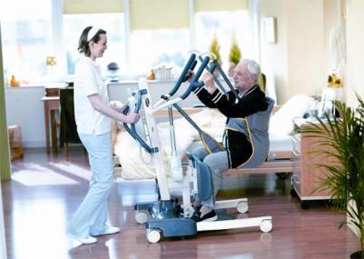 Aufstehlifter Invacare Roze Anwendungsbeispiel